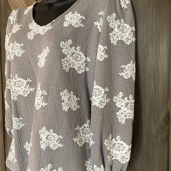Rose + Olive Floral Print Blouse. - Picture 3 of 5